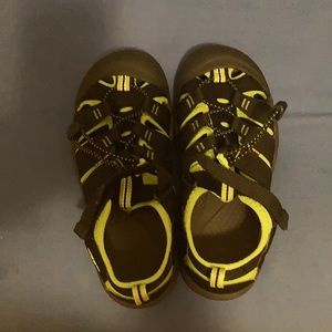 Keen black H2 sandals kids size 3